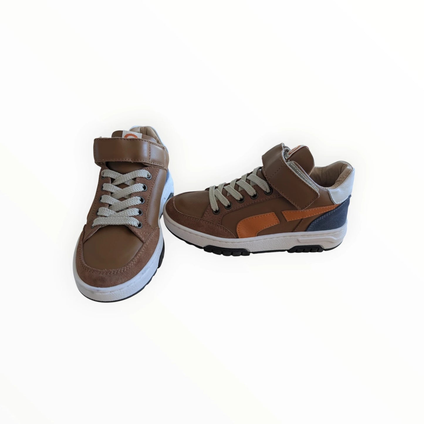 Bruine leren sneakers van Pierrot Outlet met veters en klittenbandsluiting, oranje en blauwe accenten, witte zool.