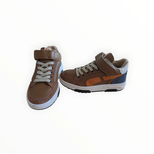 Bruine leren sneakers van Pierrot Outlet met veters en klittenbandsluiting, oranje en blauwe accenten, witte zool.