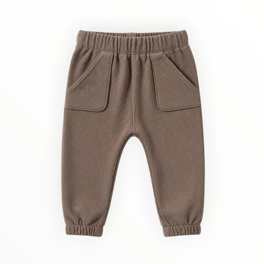 Pierrot Outlet bruine babybroek van zachte ribstof met elastische tailleband en twee opgestikte zakken aan de voorzijde