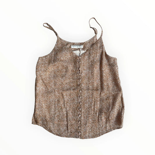 Pierrot Outlet bruine mouwloze camisole top met stippenpatroon, knoopsluiting en verstelbare spaghettibandjes.