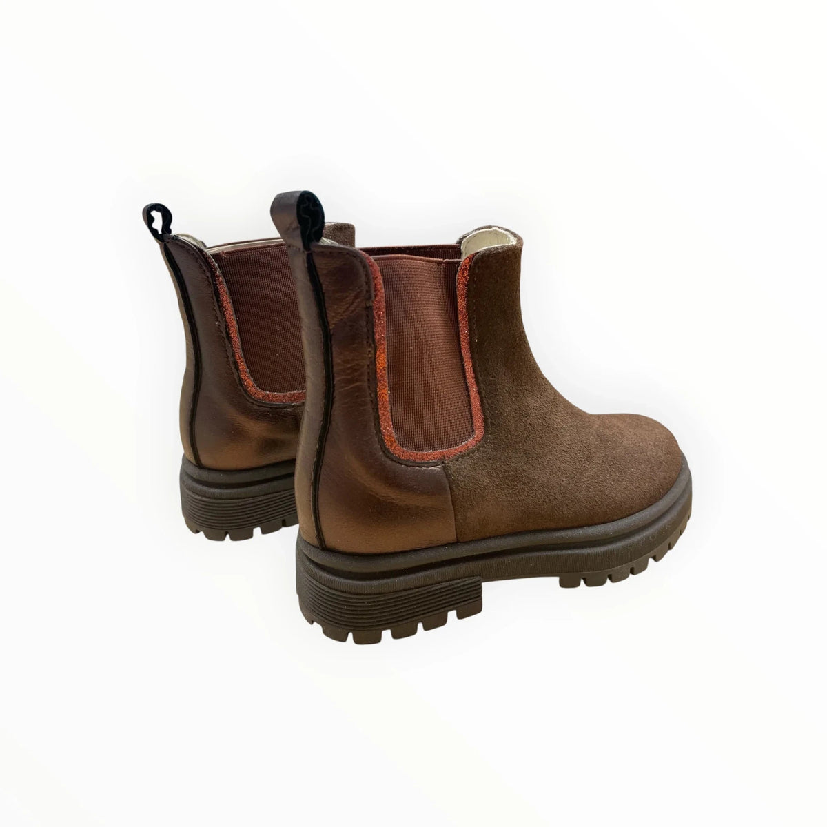 Pierrot Outlet bruine suède Chelsea boots met robuuste profielzool en glinsterende details bij de elastische inzet.