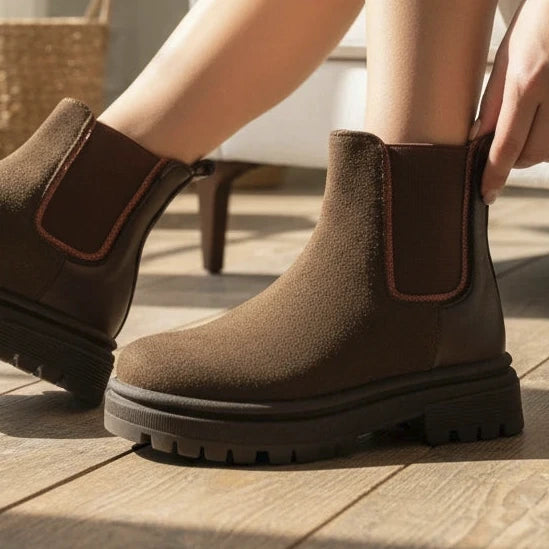Pierrot Outlet bruine suède Chelsea boots met robuuste profielzool en elastische inzetstukken gedragen door een vrouw