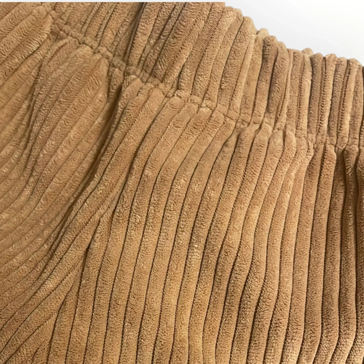 Pierrot Outlet camelkleurige corduroy broek met zachte ribbelstructuur en elastische tailleband voor kinderen