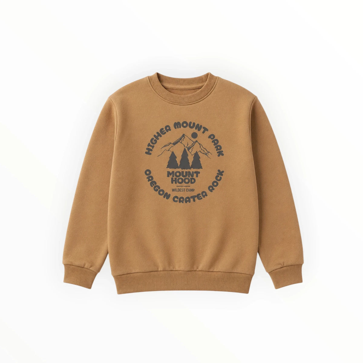 Pierrot Outlet camelkleurige kindersweater met ronde hals en outdoor-geïnspireerde bergenprint op de voorzijde.