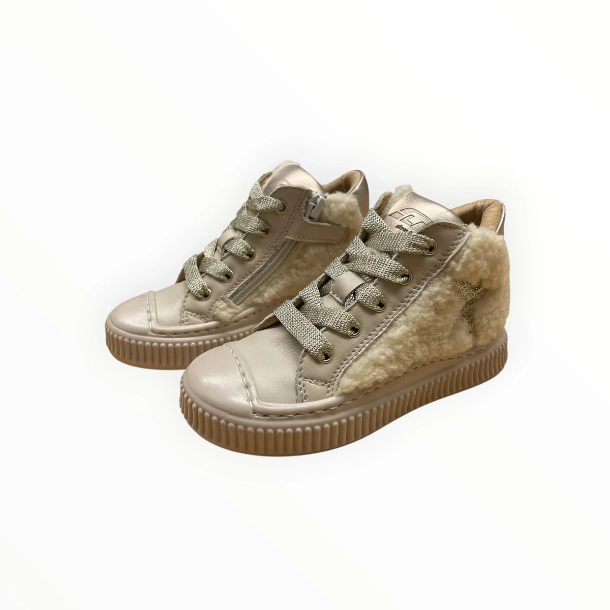 Pierrot Outlet gevoerde champagnekleurige hoge sneakers voor kinderen met sterdetail en warme teddyvoering