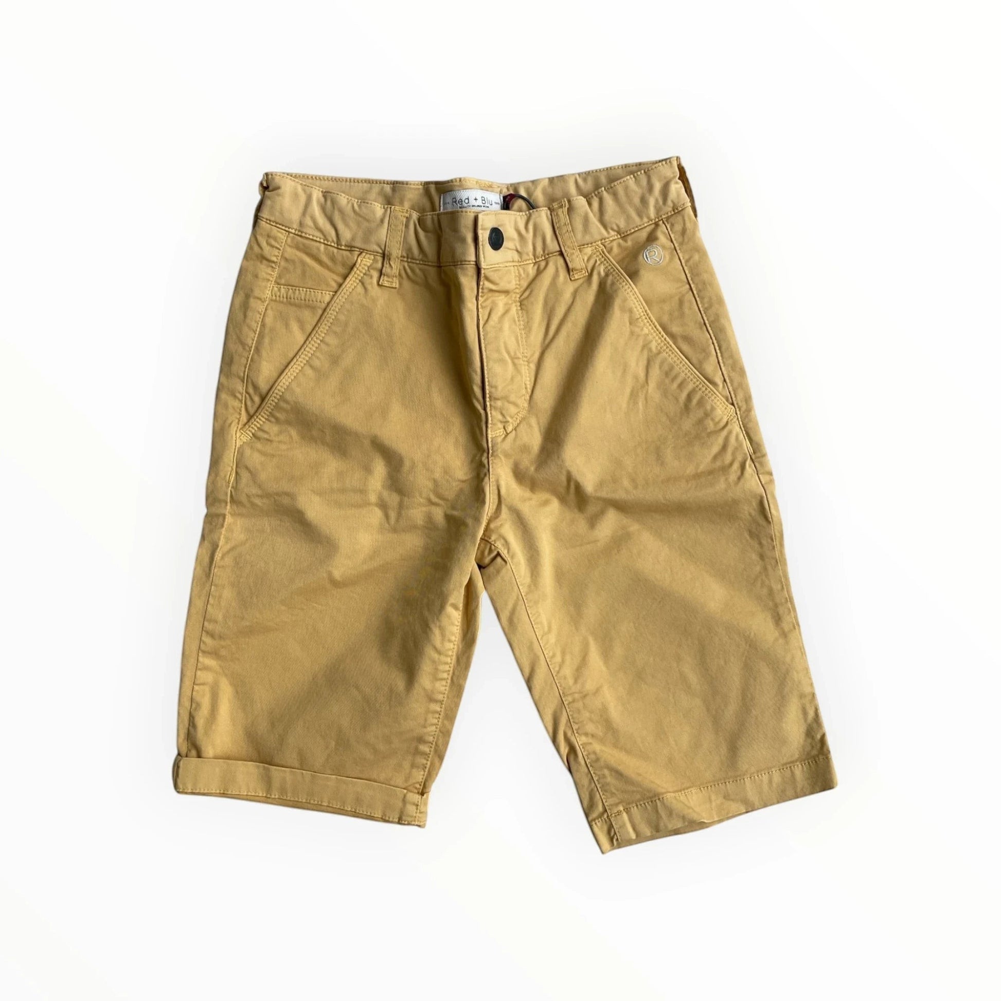 Pierrot Outlet zandkleurige chino shorts voor heren, gemaakt van katoenmix, met omgeslagen broekspijpen en riemlussen.