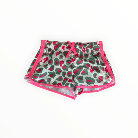 Claesen's sportieve zwemshort met luipaardprint in groen en roze, verkrijgbaar bij Pierrot Outlet.