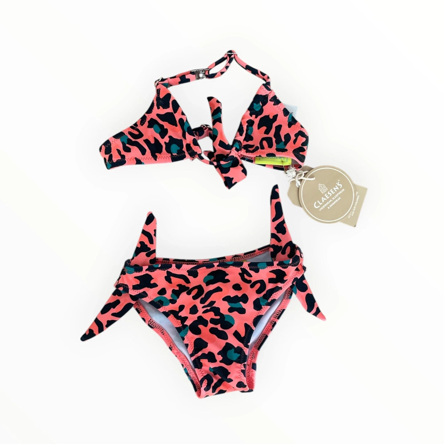 Claesen's bikini set in koraalroze met luipaardprint, strikdetails en knoopsluiting, verkrijgbaar bij Pierrot Outlet.