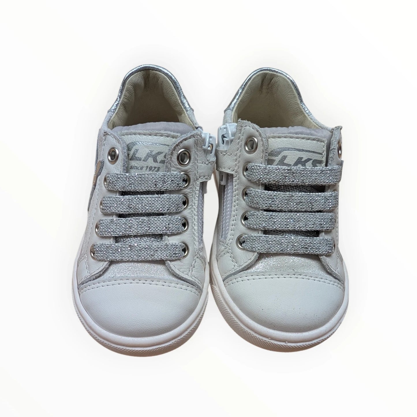 Pierrot Outlet crèmekleurige leren sneakers met konijnenapplicatie en glitterdetails, veters en rits.