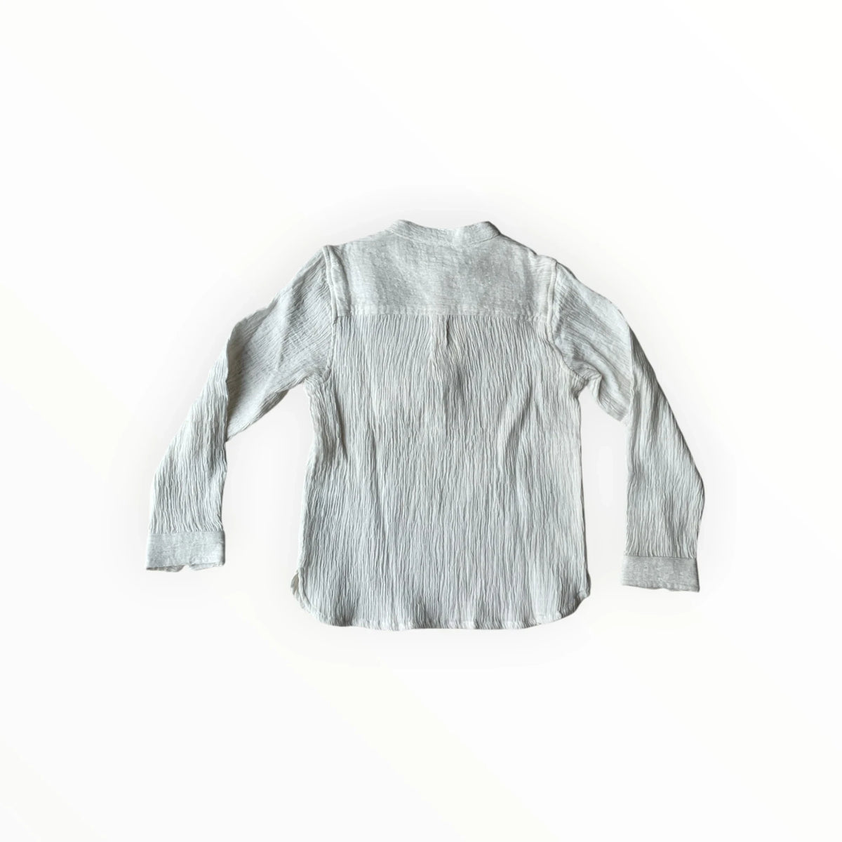 Pierrot Outlet off-white crinkle blouse met lange mouwen en opstaande kraag. Zachte, ademende stof.