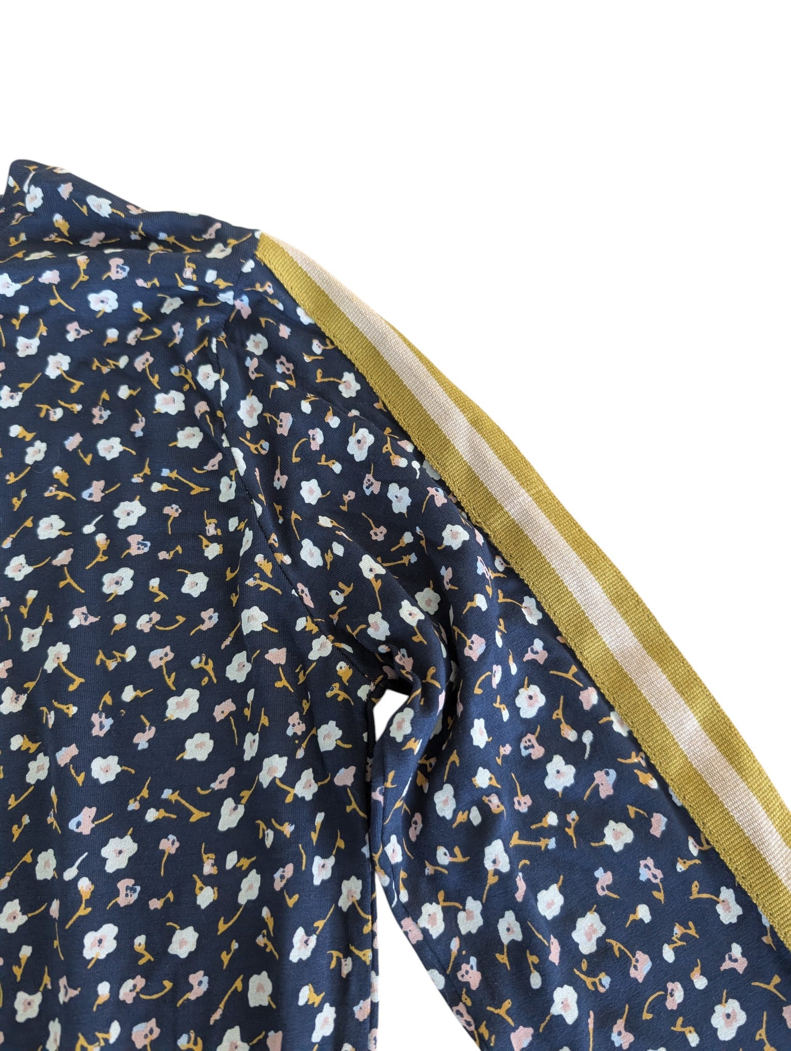 Pierrot Outlet dames blouse met lange mouwen, donkerblauw met bloemenprint en gouden bies op de mouwen.