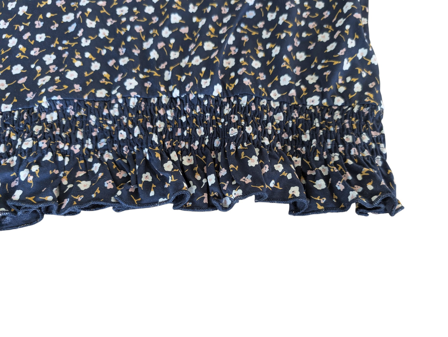 Pierrot Outlet dames blouse met lange mouwen, donkerblauw met bloemenprint, smockwerk en ruches.