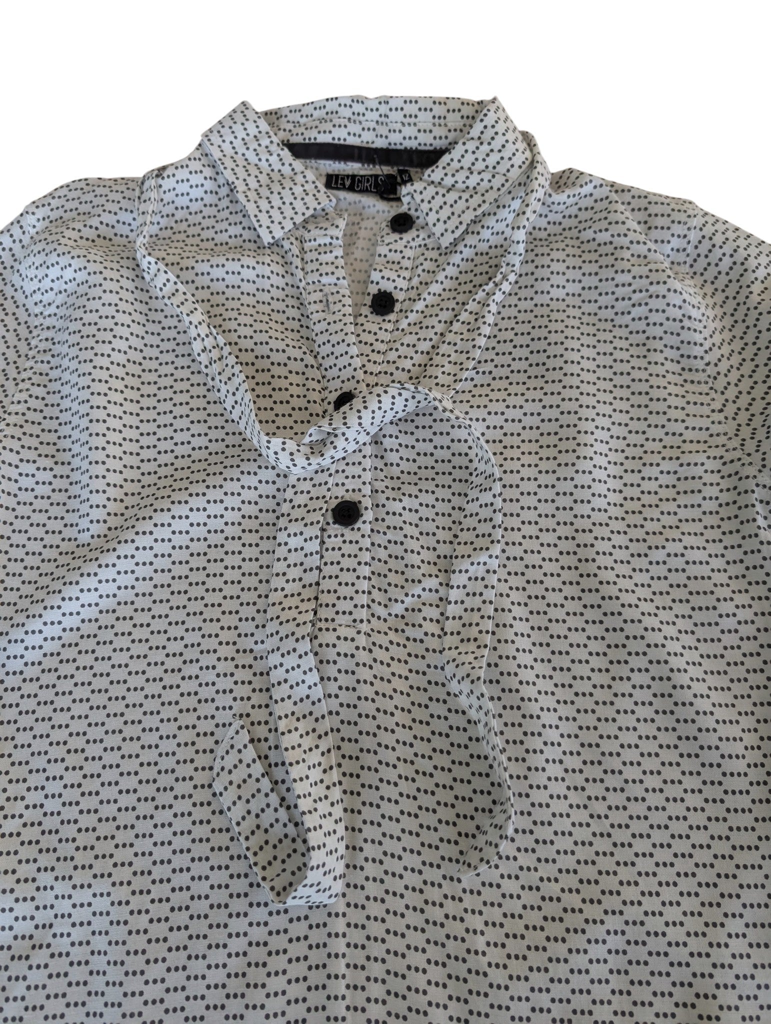 Pierrot Outlet dames blouse met stippen en strik, wit met zwart patroon, lange mouwen en knoopsluiting.
