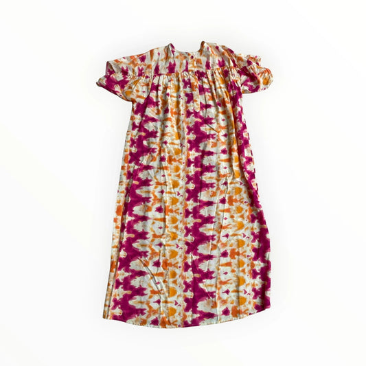 Pierrot Outlet dames maxi-jurk met korte pofmouwen en tie-dye print in oranje, fuchsia en wit.