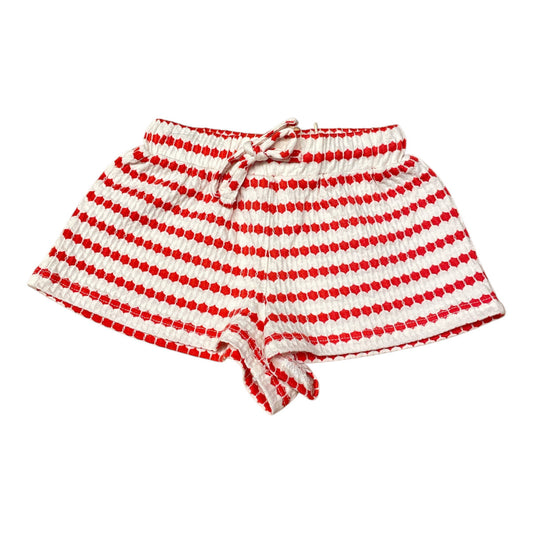 Pierrot Outlet dames korte broek met rood-wit streepjespatroon en reliëf. Elastische tailleband met trekkoord.