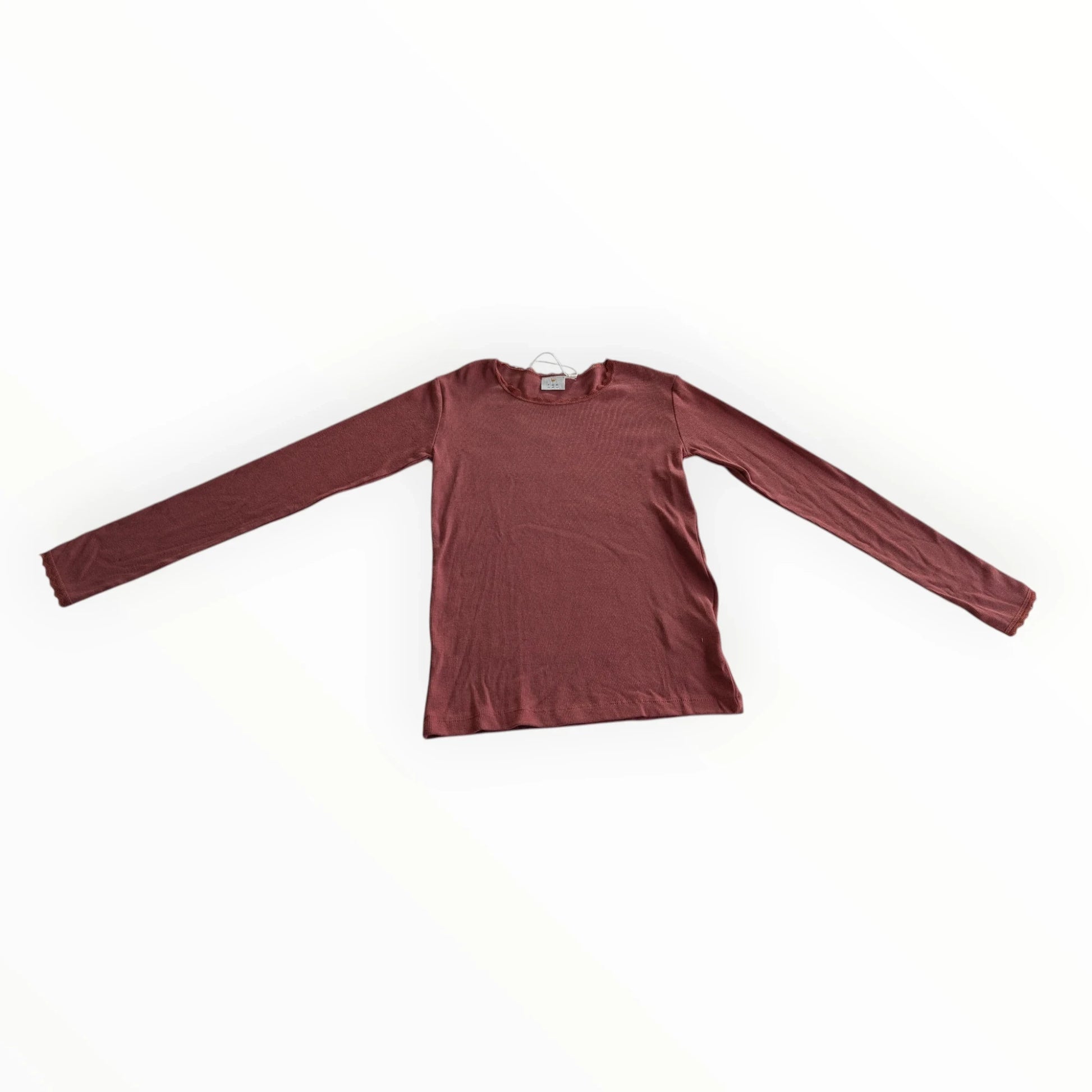Pierrot Outlet dames longsleeve shirt in diepbruin met fijne ribstructuur en ronde hals. Comfortabele pasvorm.