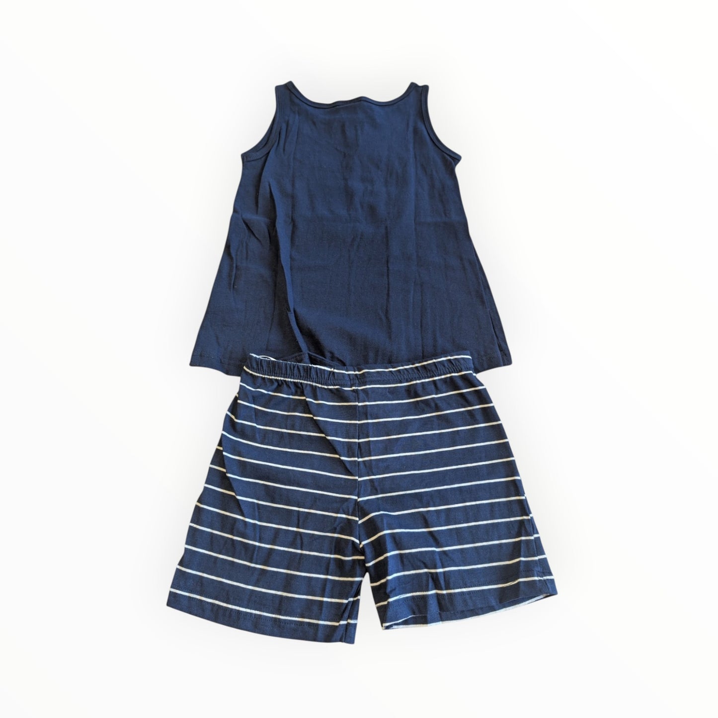 Pierrot Outlet dames pyjamaset met donkerblauwe tanktop en gestreepte short van ademende stof voor warme nachten.