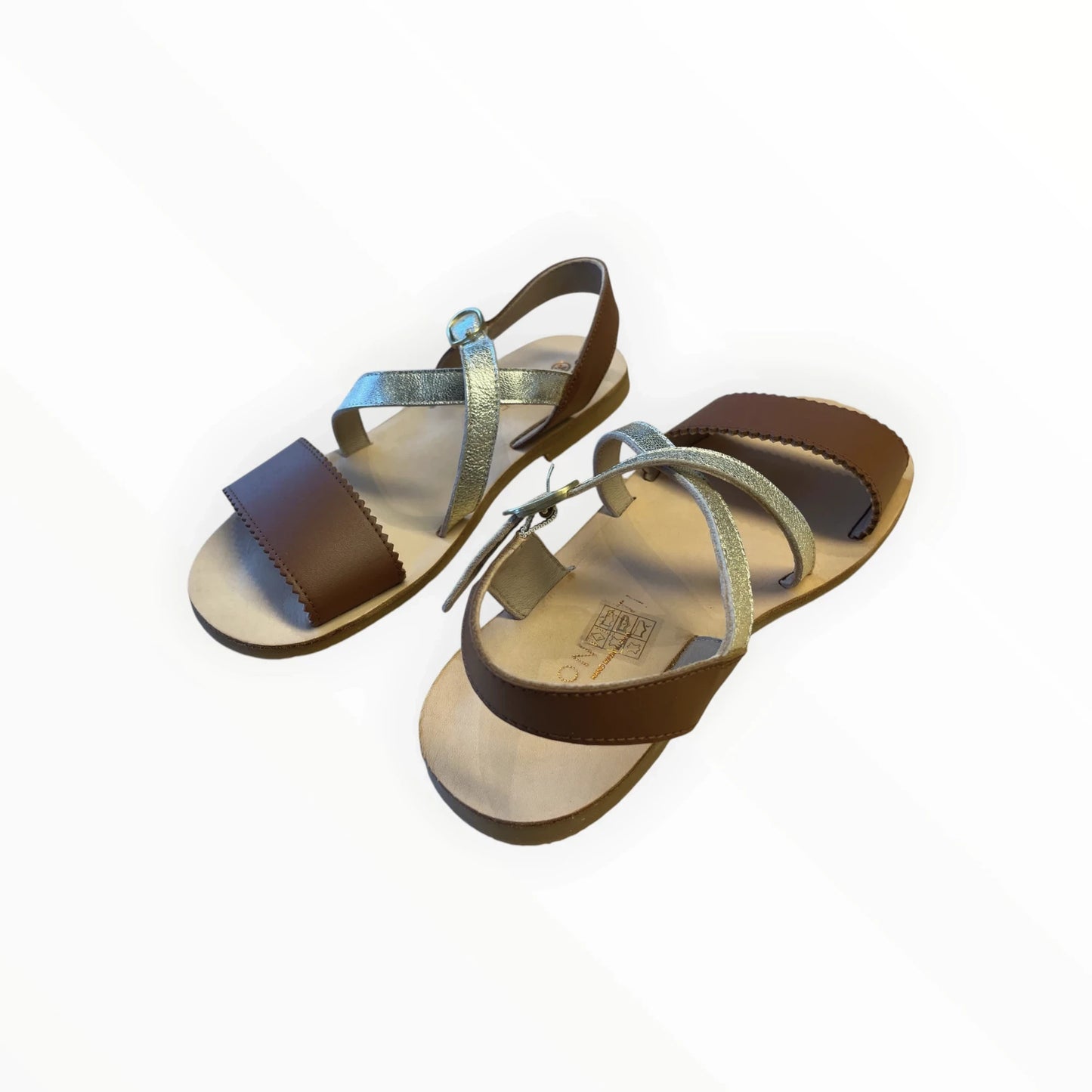 Pierrot Outlet dames sandalen met bruine en zilveren bandjes, gesp en leren zool.