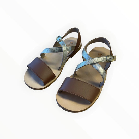 Pierrot Outlet dames sandalen met bruine en zilveren bandjes, gesp en leren zool.