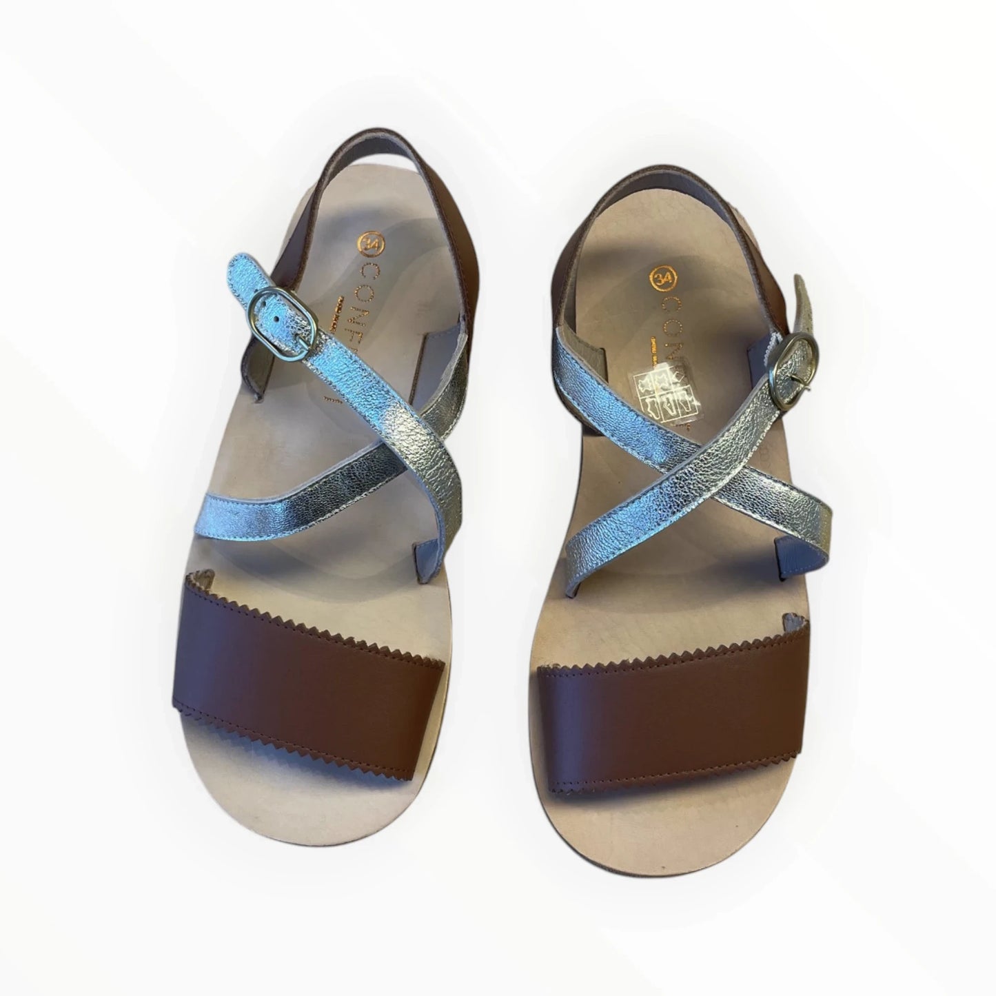 Pierrot Outlet dames sandalen met bruine bandjes en zilveren kruisende bandjes, gesp en leren zool.