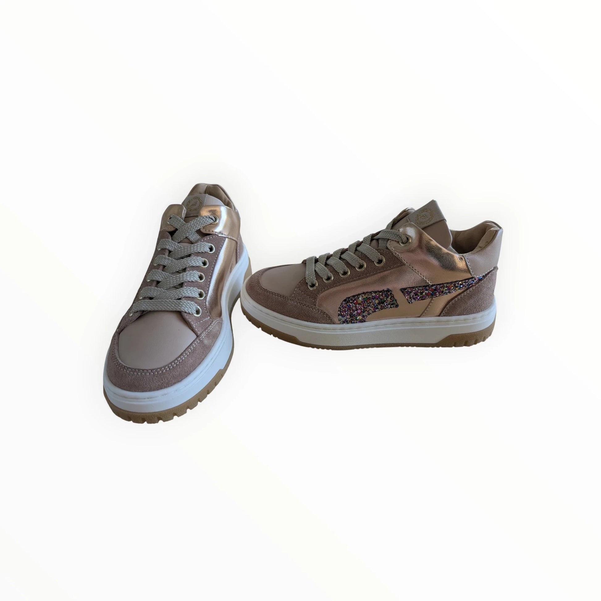 Pierrot Outlet dames sneakers in roségoud en beige met glitterdetails, leren en suède, vetersluiting en witte zool.