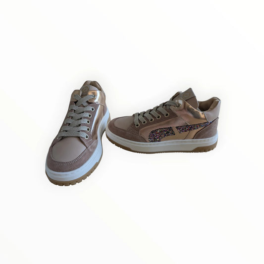 Pierrot Outlet dames sneakers in roségoud en beige met glitterdetails, leren en suède, vetersluiting en witte zool.