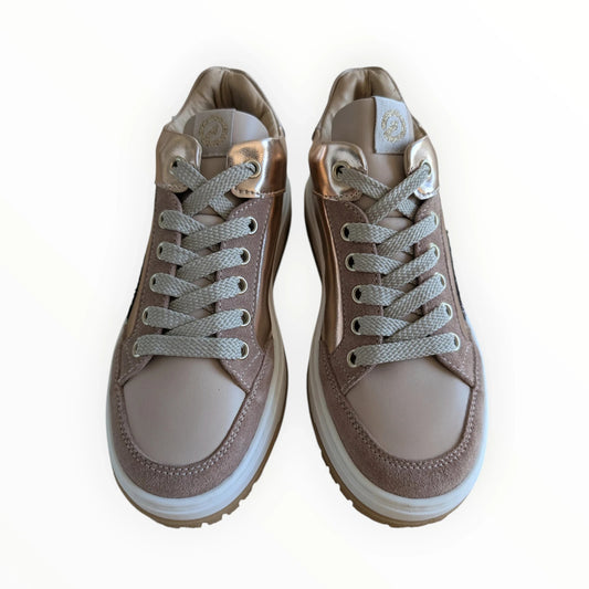 Pierrot Outlet dames sneakers in roségoud en beige met glitterdetails, leer en suède, vetersluiting en witte zool.