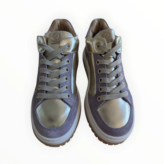 Pierrot Outlet dames sneakers van suède en metaalachtig materiaal in zilver en lavendel met glitterdetails.