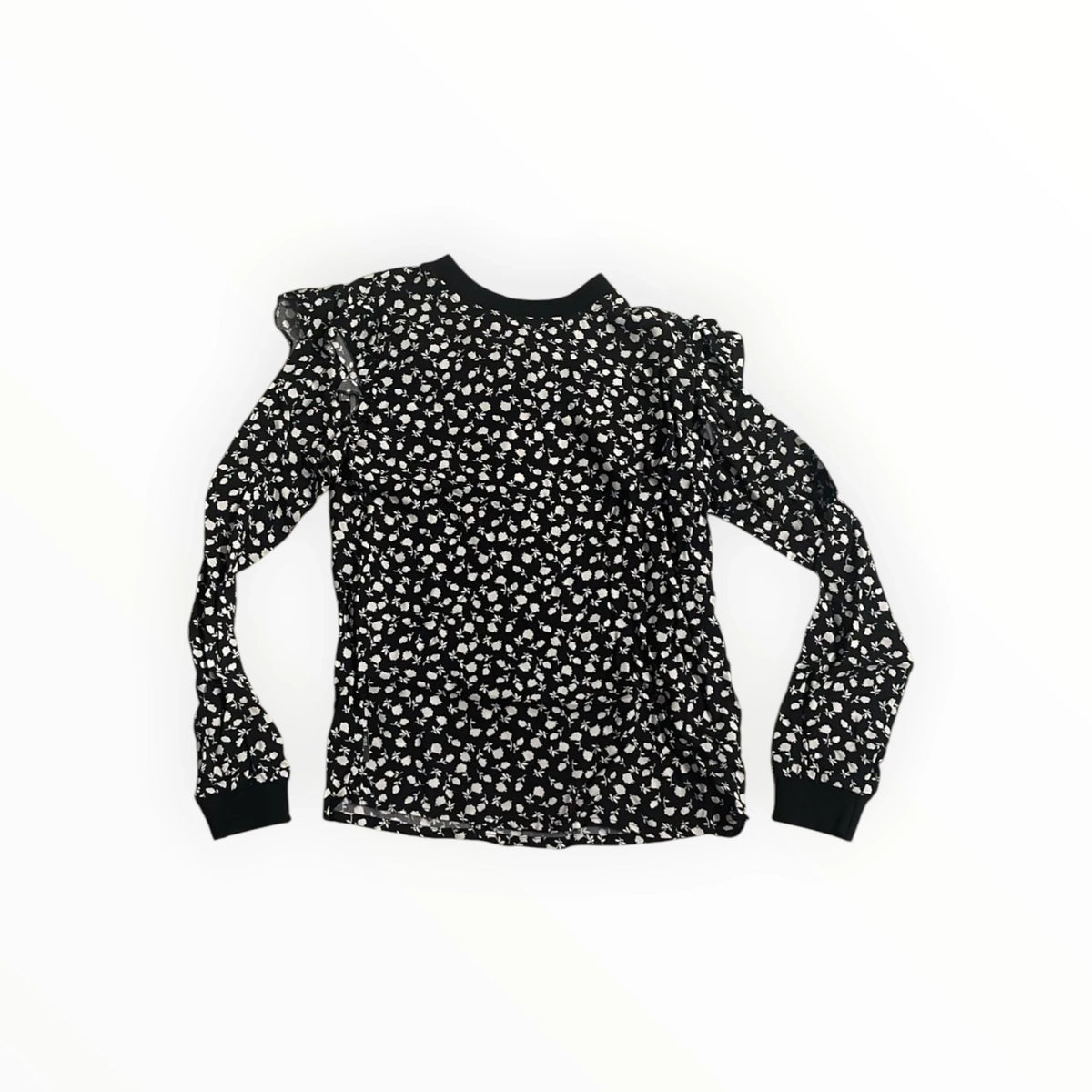 Pierrot Outlet damesblouse met zwarte basis, wit bloemmotief, ronde hals en ruches op de schouders.