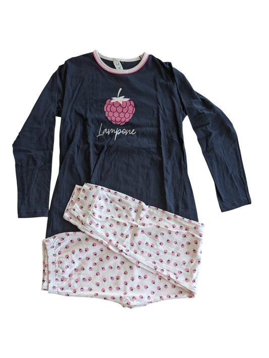 Pierrot Outlet damespyjama met donkerblauw shirt met frambozenprint en broek met frambozenpatroon