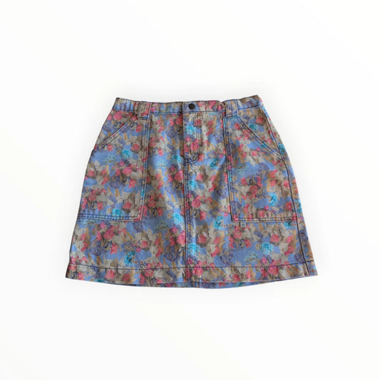 Pierrot Outlet A-lijn denim rok met bloemenprint in blauw, roze en groen. Met steekzakken en elastische tailleband.