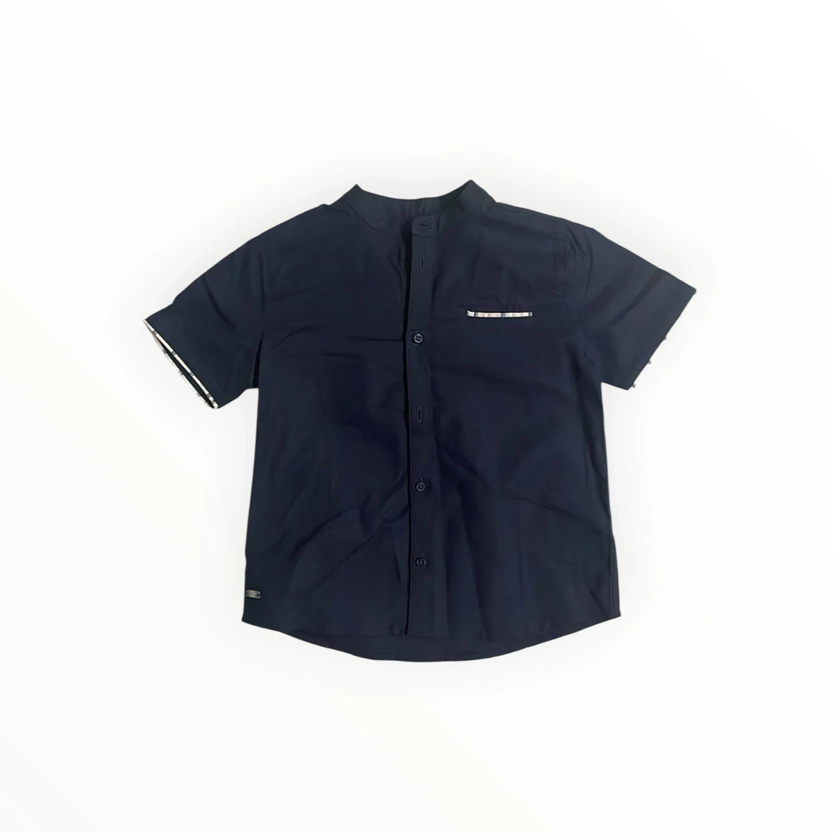 Pierrot Outlet donkerblauw herenoverhemd met korte mouwen, opstaande kraag en geruite accenten op zak en mouwboord.