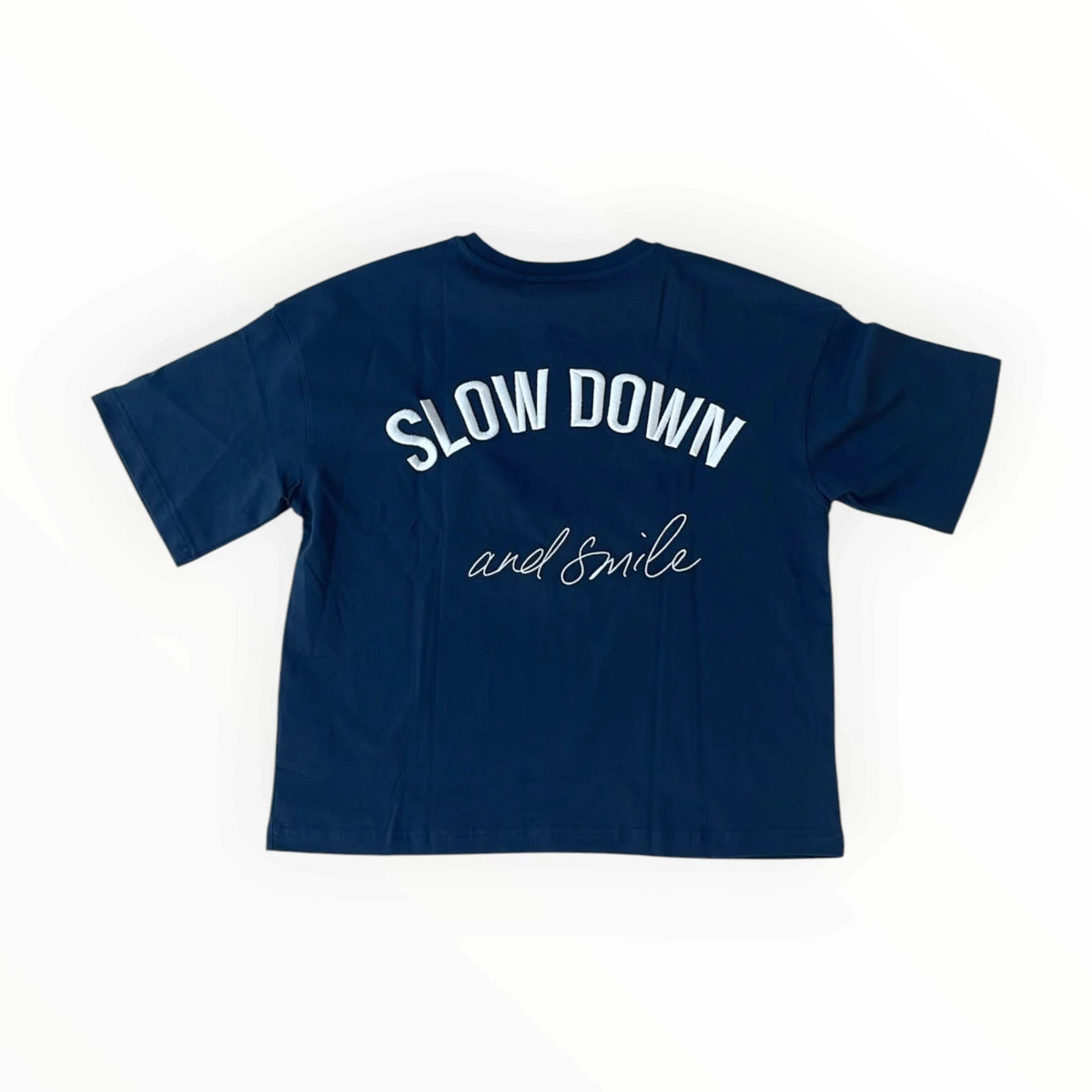 Pierrot Outlet donkerblauw oversized katoenen T-shirt met witte Slow Down and smile tekst op de achterzijde