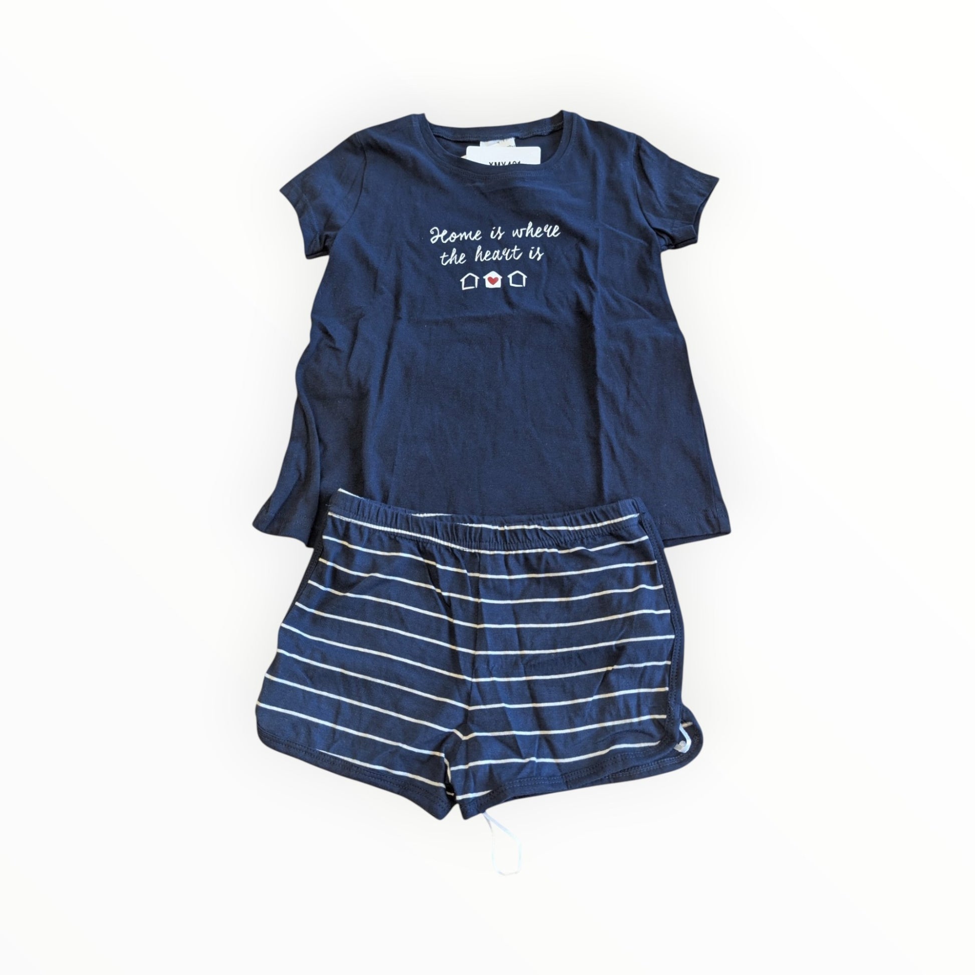 Pierrot Outlet donkerblauwe dames pyjamaset met T-shirt met tekst en gestreepte short voor ultiem comfort.
