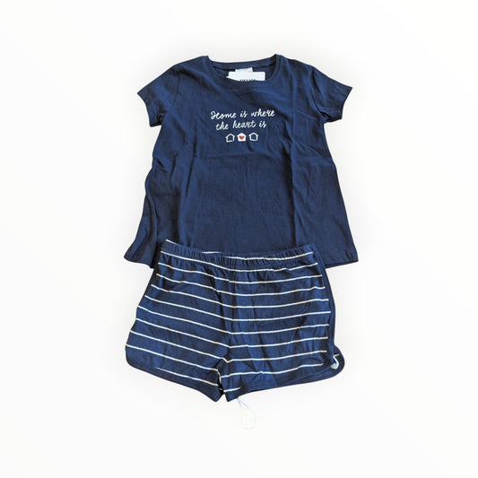 Pierrot Outlet donkerblauwe dames pyjamaset met T-shirt met tekst en gestreepte short voor ultiem comfort.