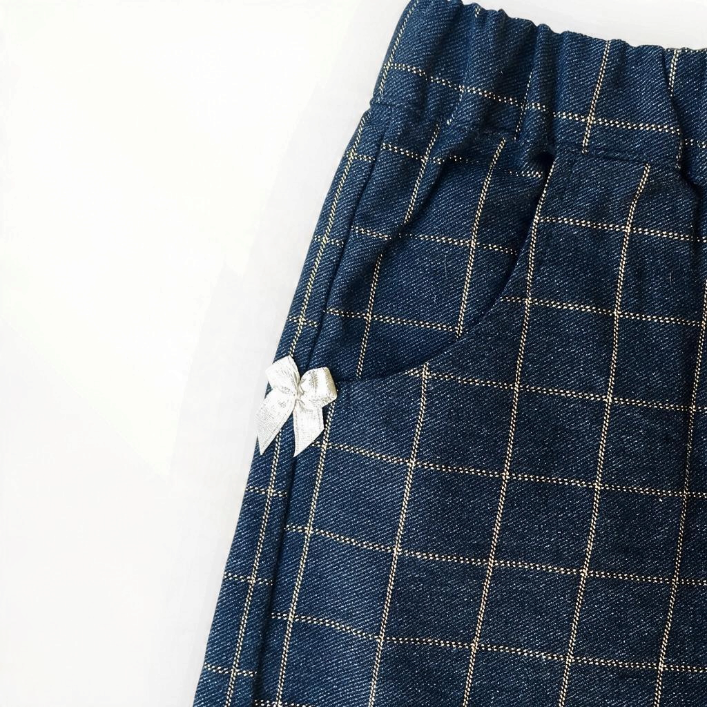 Pierrot Outlet meisjes short in donkerblauw met wit ruitpatroon, elastische tailleband en achterzak met borduursel.