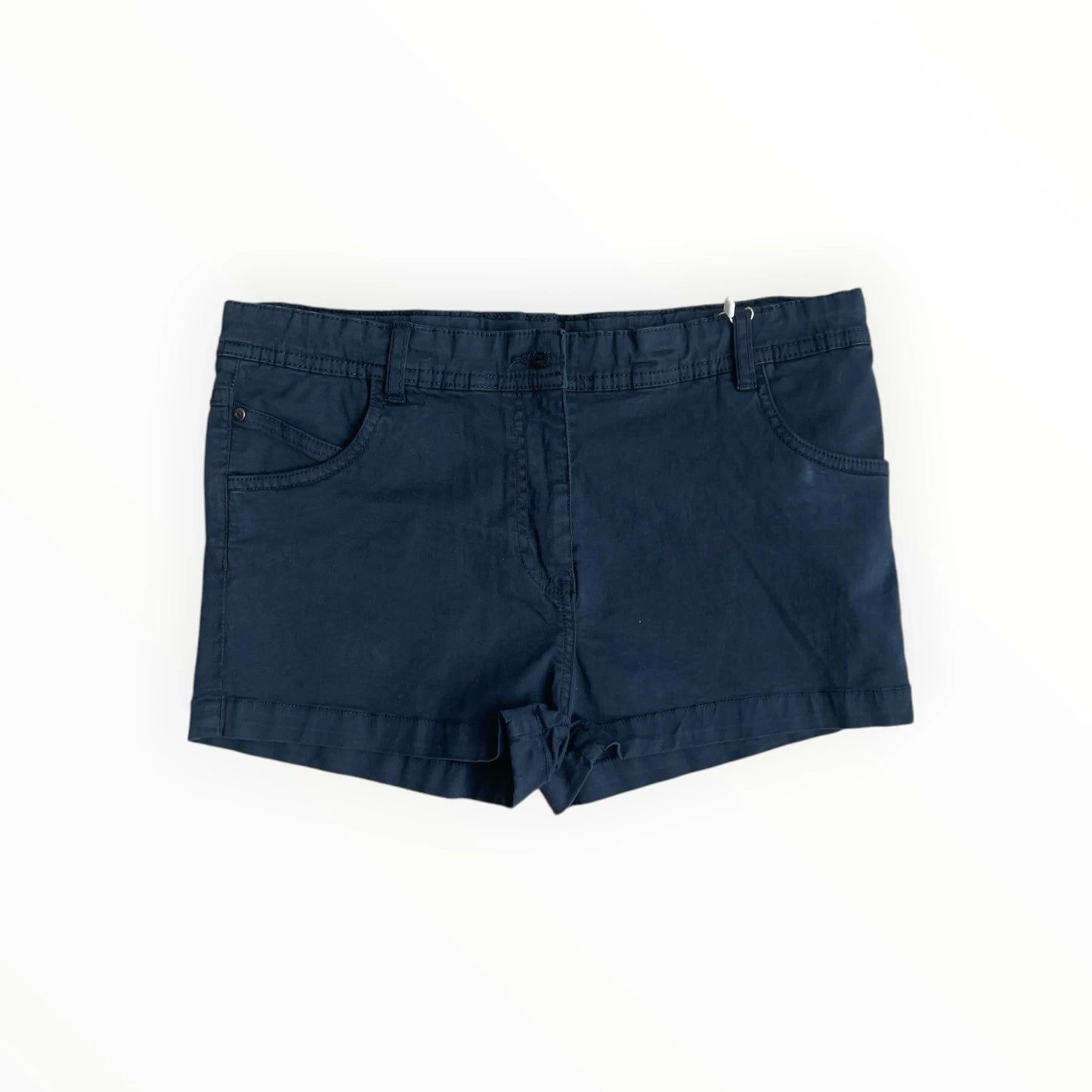 Donkerblauwe katoenen dames shorts van Pierrot Outlet met steekzakken, riemlussen en een comfortabele pasvorm.