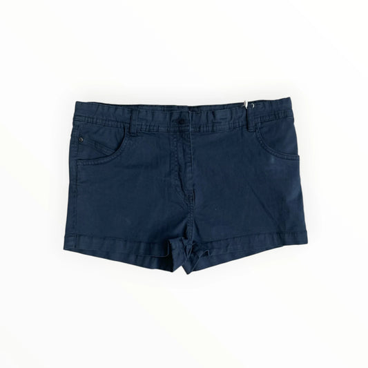 Donkerblauwe katoenen dames shorts van Pierrot Outlet met steekzakken, riemlussen en een comfortabele pasvorm.