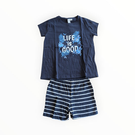 Pierrot Outlet donkerblauwe pyjamaset voor kinderen met Life is Good print en gestreepte shorts