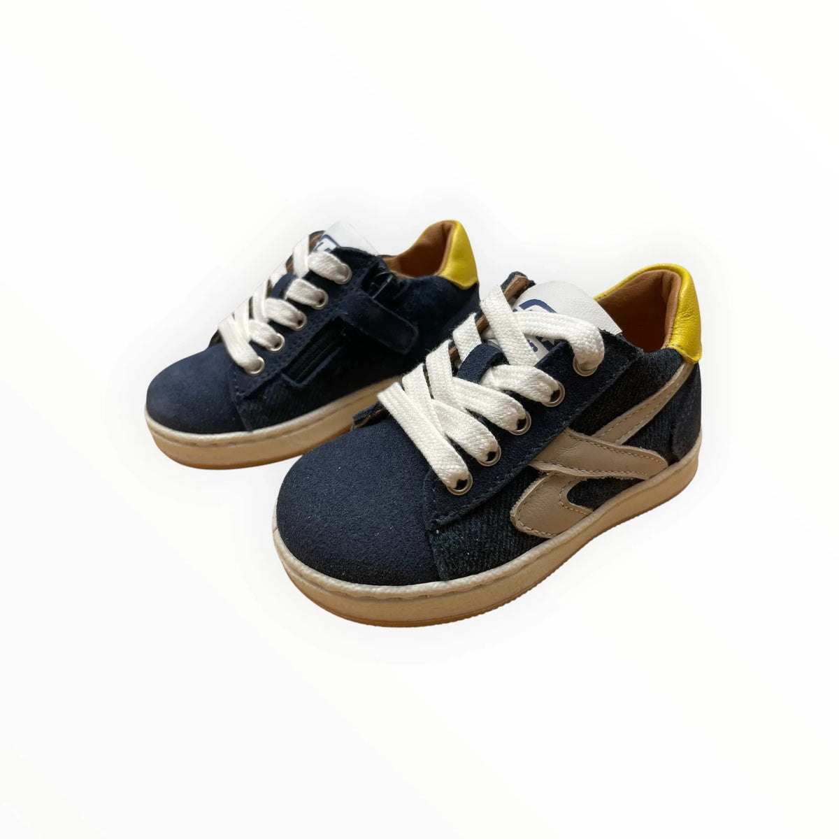 Pierrot Outlet kindersneakers in donkerblauw suède en textiel met beige accenten, gele hiel en witte veters.