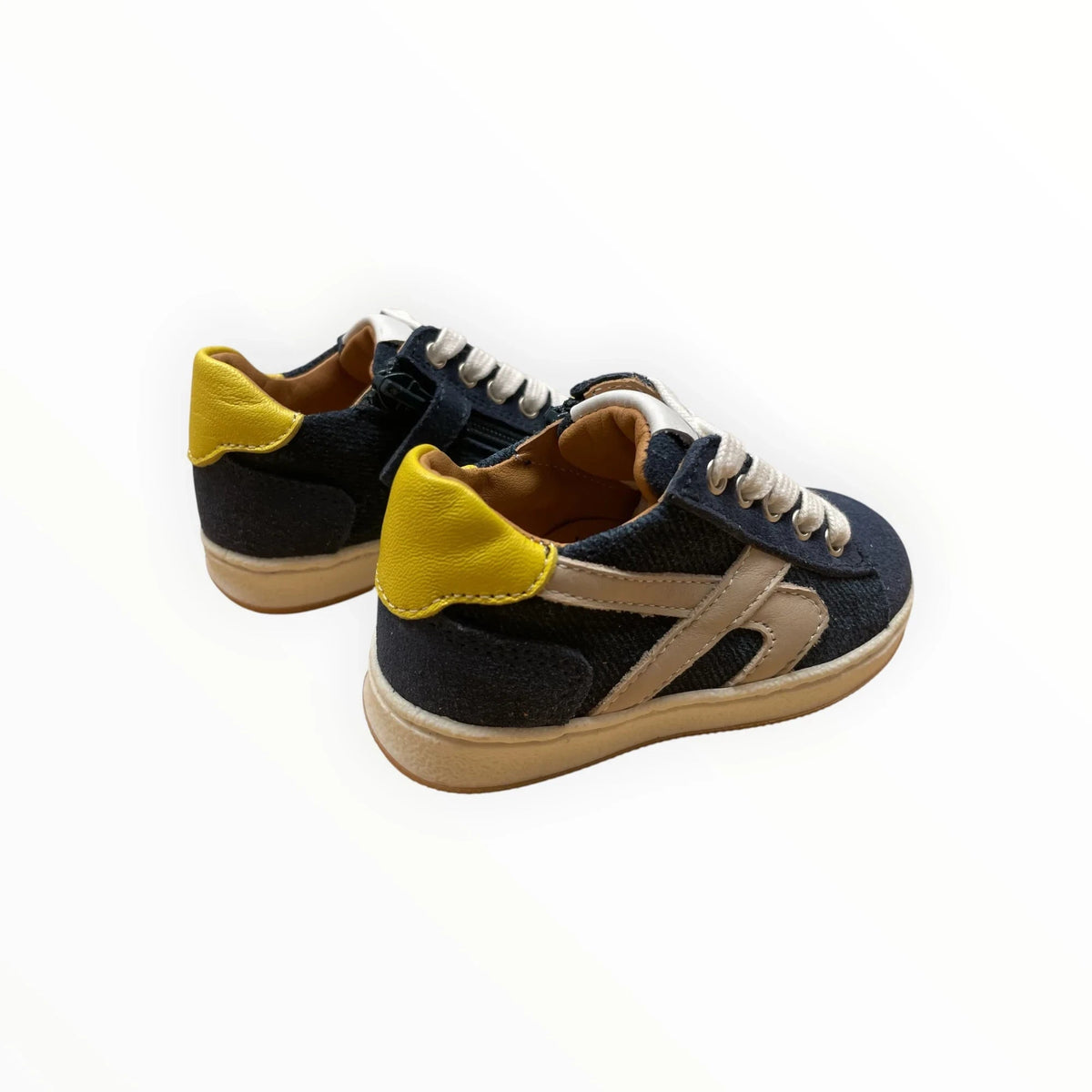 Pierrot Outlet kindersneakers in donkerblauw suède en textiel met beige accenten en een opvallend geel hielstuk.