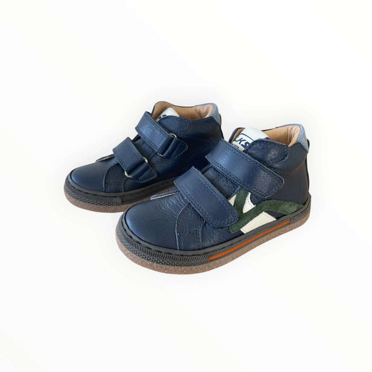 Pierrot Outlet donkerblauwe leren kindersneakers met klittenband, rubberen zool en groene accenten voor extra grip.
