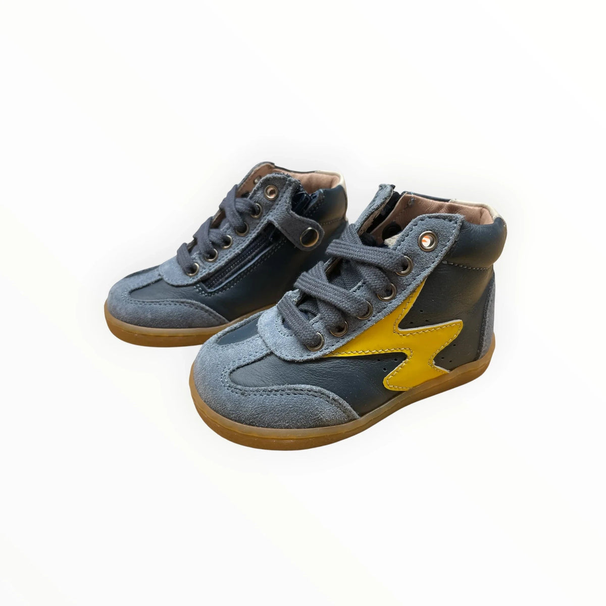 Pierrot Outlet kindersneakers van donkerblauw leer en suède met een gele bliksemschicht en vetersluiting.