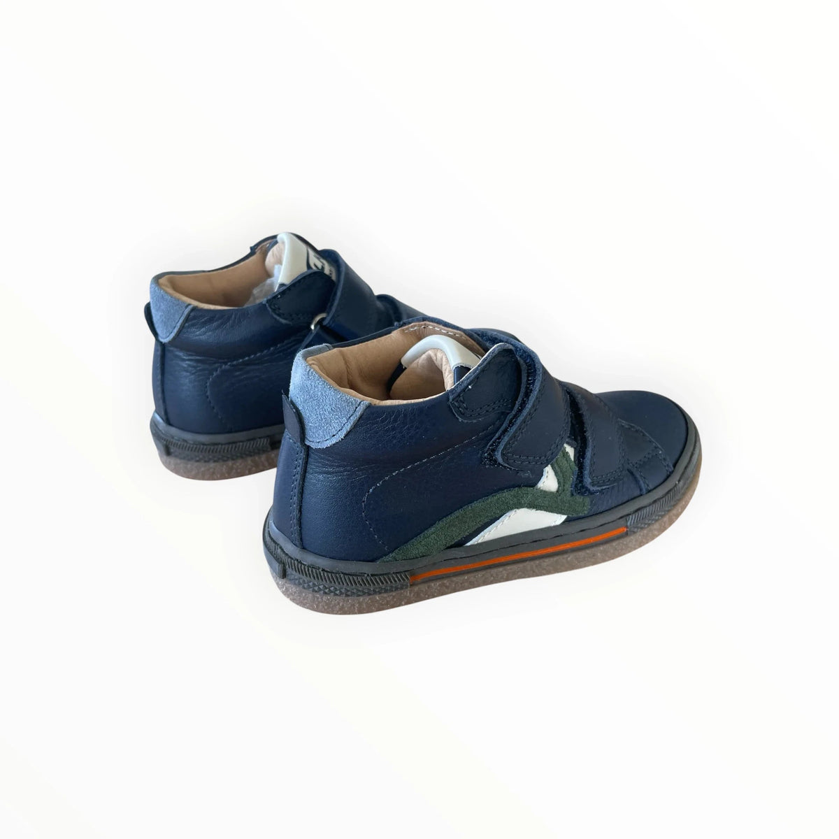 Pierrot Outlet donkerblauwe leren kindersneakers met klittenband, rubberen zool en groene en witte accenten.