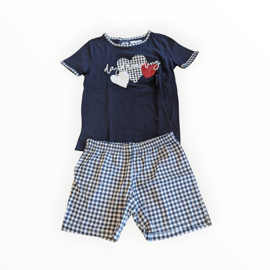 Pierrot Outlet pyjamaset met donkerblauw T-shirt met daydreaming opdruk en een short met ruitjespatroon.