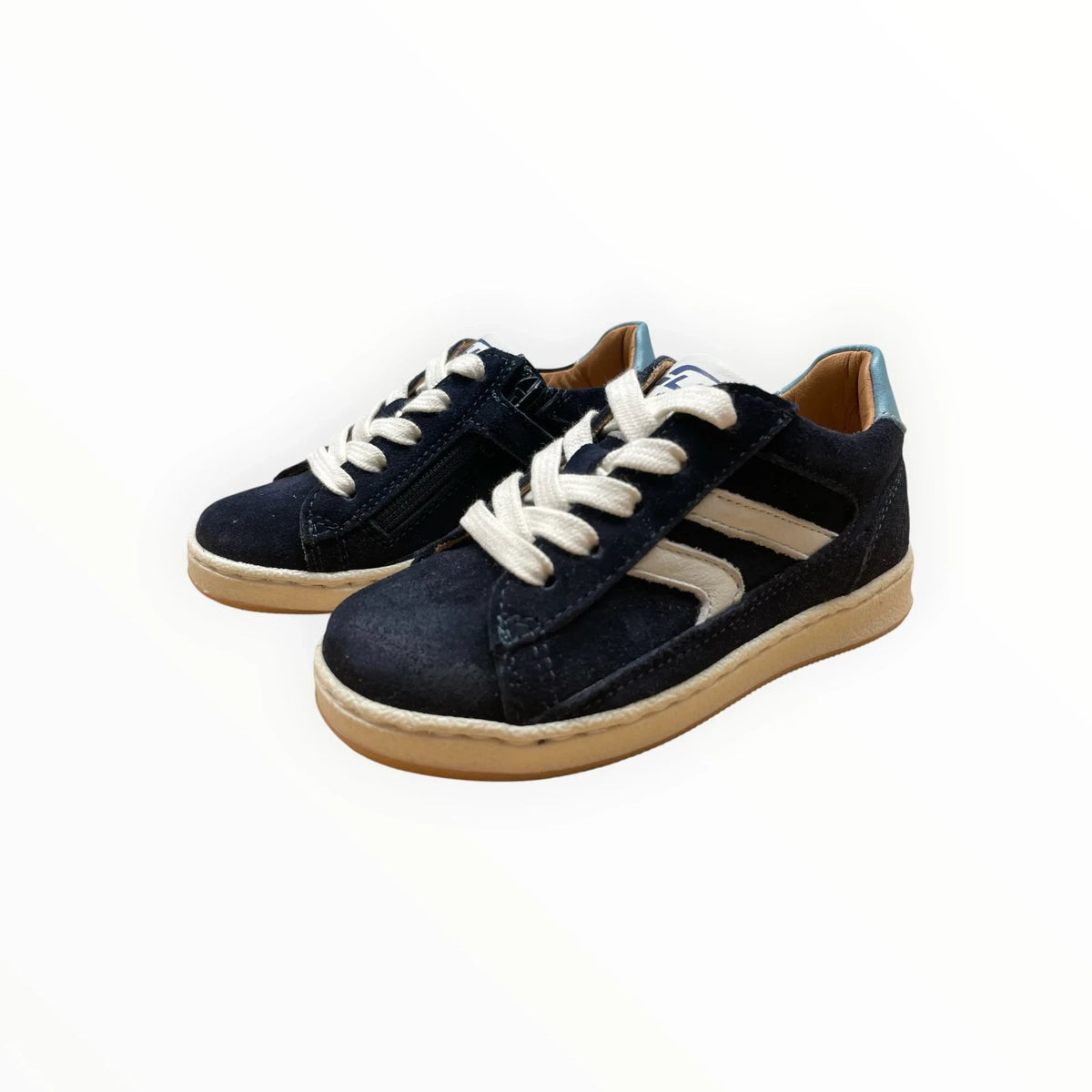 Pierrot Outlet donkerblauwe suède kindersneakers met witte veters, ritssluiting en lichtblauwe accenten bij de hiel.
