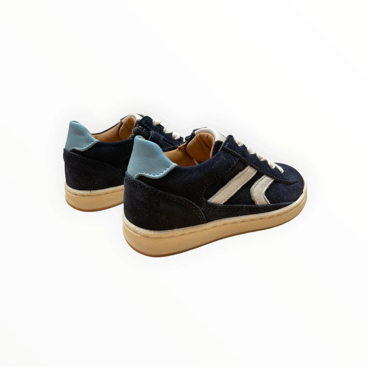 Pierrot Outlet donkerblauwe suède kindersneakers met witte veters, lichtblauwe hielaccenten en een flexibele zool.