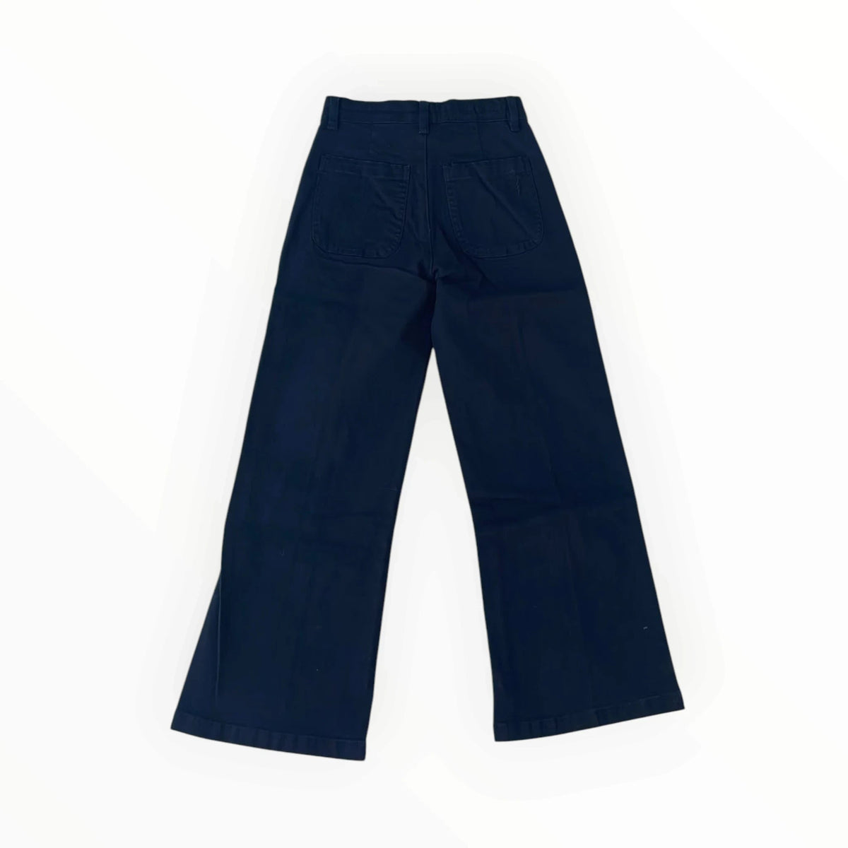 Pierrot Outlet donkerblauwe SOFIE SCHNOOR broek met wijde pijpen en achterzakken, gezien vanaf de achterzijde.