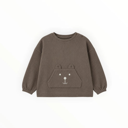 Pierrot Outlet donkerbruine geribbelde kindersweater met schattig berengezicht op het voorzakje en drukknoopjes.