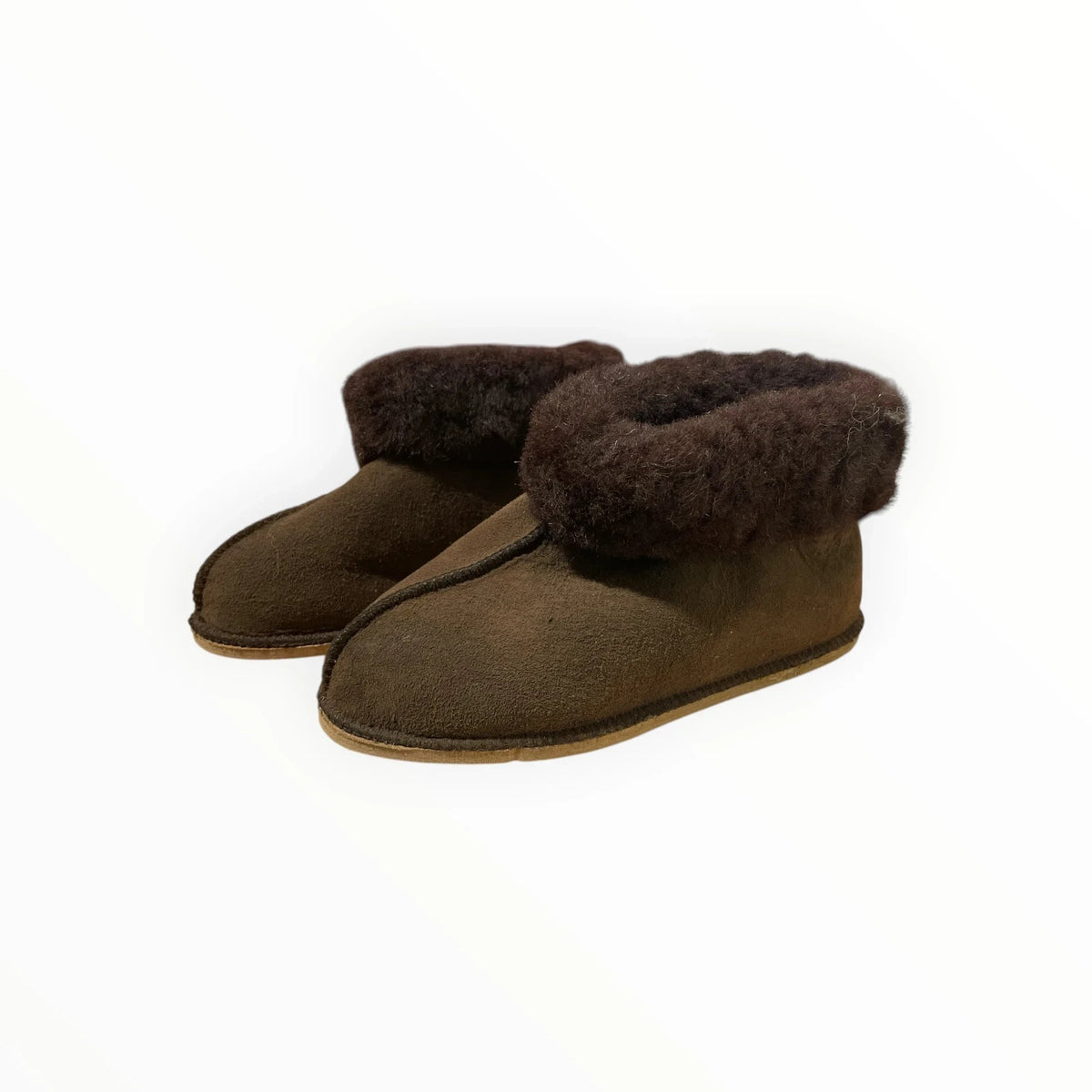 Pierrot Outlet donkerbruine suède pantoffels met warme schapenvacht voering en omgeslagen kraag voor optimaal comfort.
